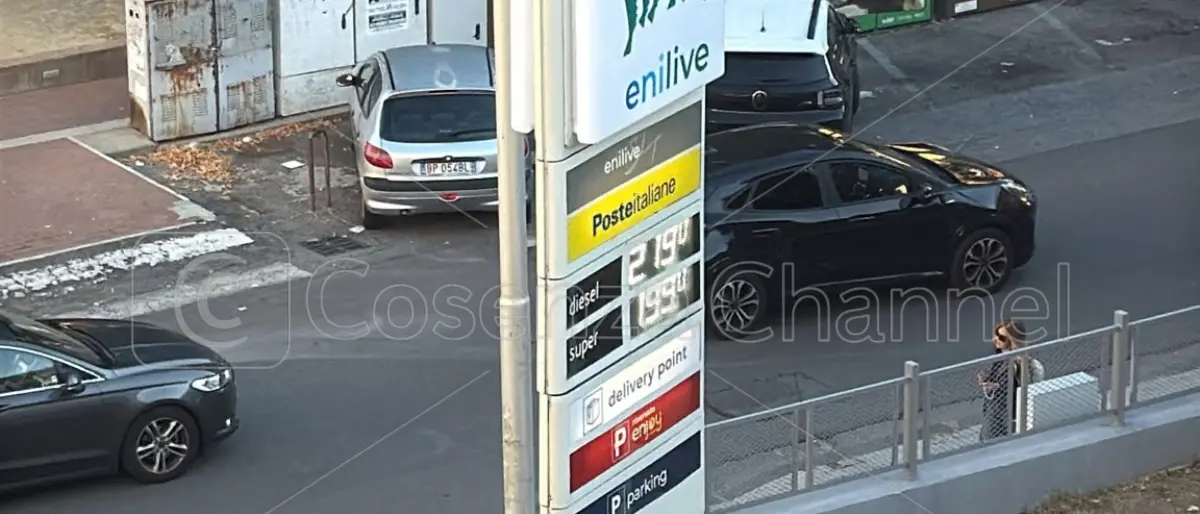 Sconti carburanti Eni, da oggi scatta il taglio alla pompa: cosa cambia per i rifornimenti\n