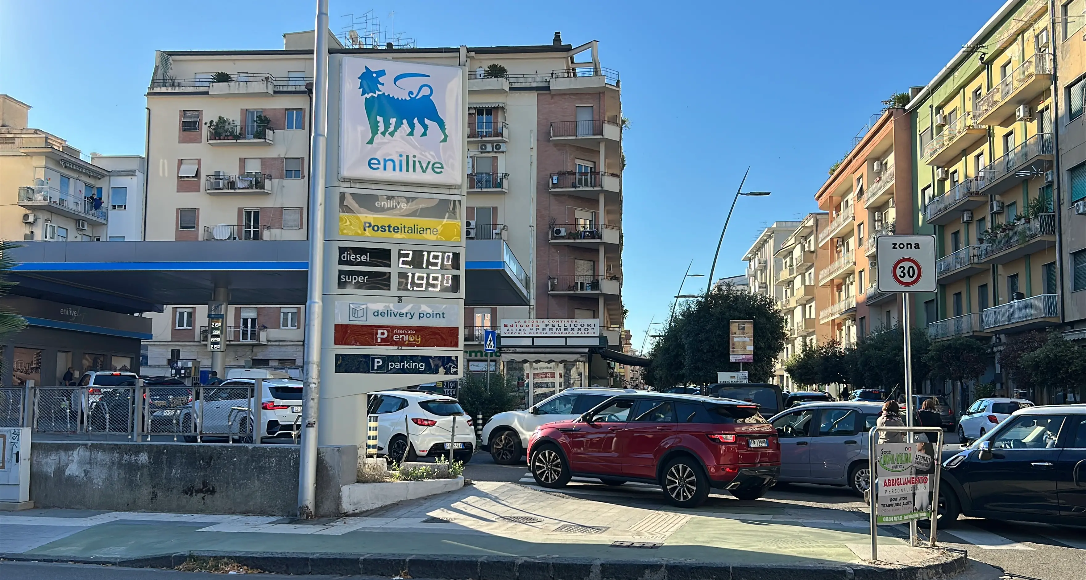 Cosenza, fila alla stazione Eni per gli sconti carburanti