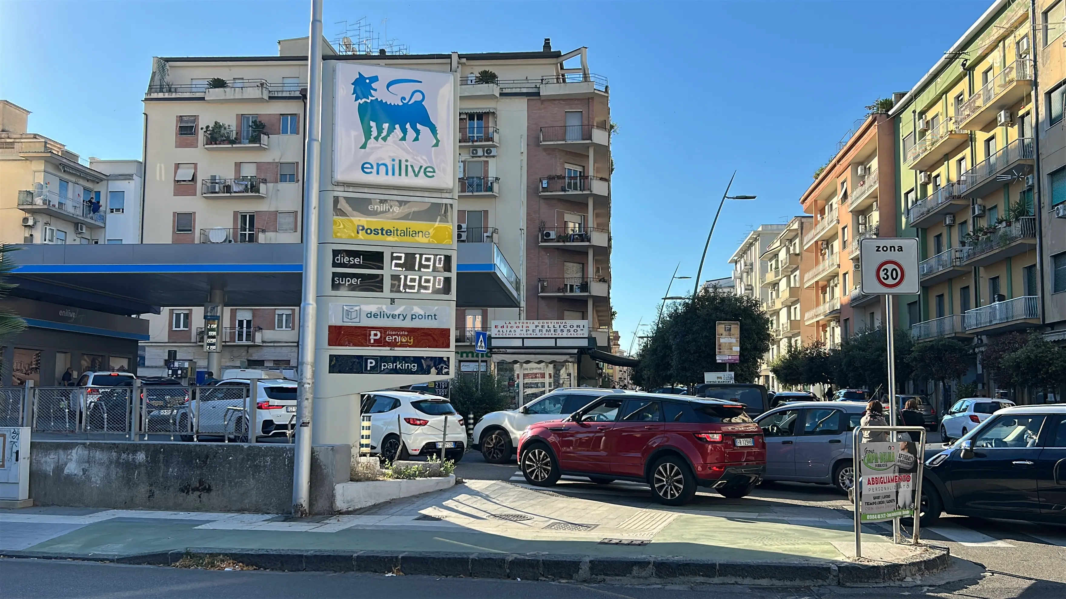 Cosenza, fila alla stazione Eni per gli sconti carburanti