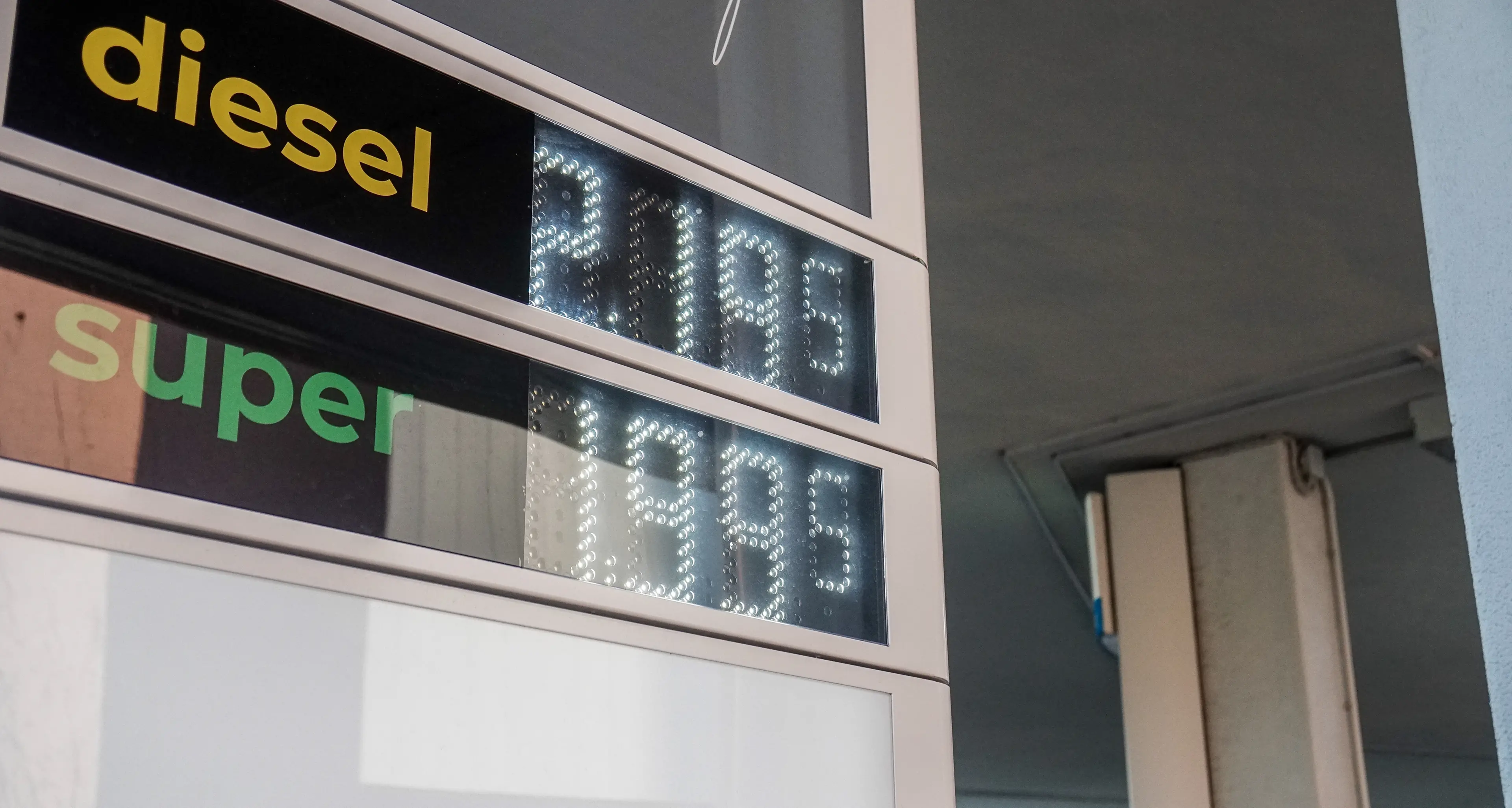Carburanti, al via il tetto ai prezzi di Eni e IP: ecco quanto si risparmierà al distributore\n