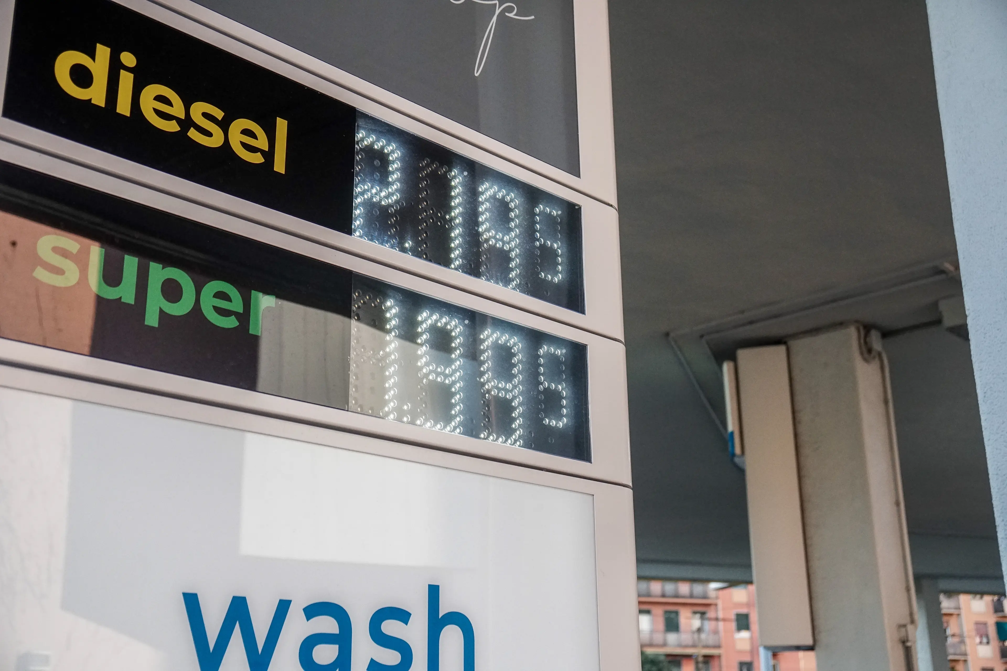 Carburanti, al via il tetto ai prezzi di Eni e IP: ecco quanto si risparmierà al distributore\n