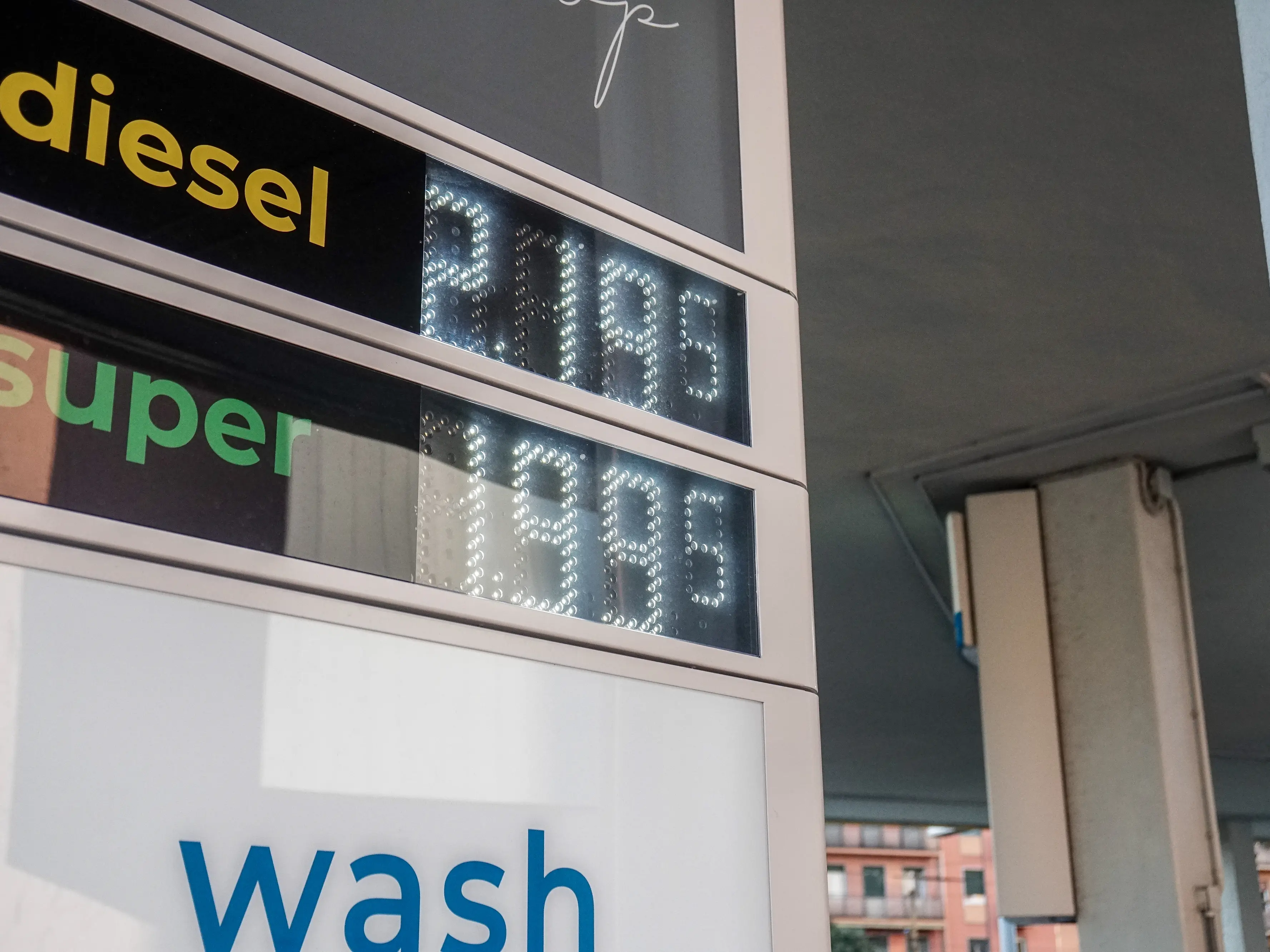 Caro carburanti, il Consiglio blinda i 15 milioni alle imprese calabresi: attesa per sapere chi (e come) avrà i fondi