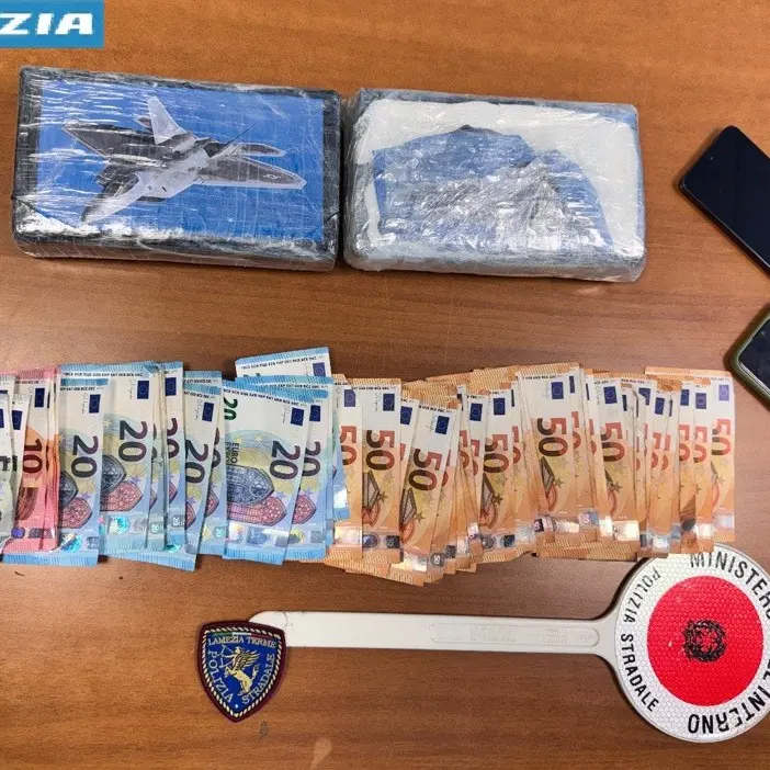 Auto in panne sull’A2, la Polizia stradale interviene per prestare aiuto e trova oltre 2 chili di cocaina\n