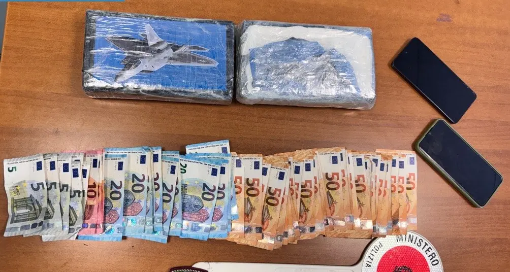 Auto in panne sull’A2, la Polizia stradale interviene per prestare aiuto e trova oltre 2 chili di cocaina\n
