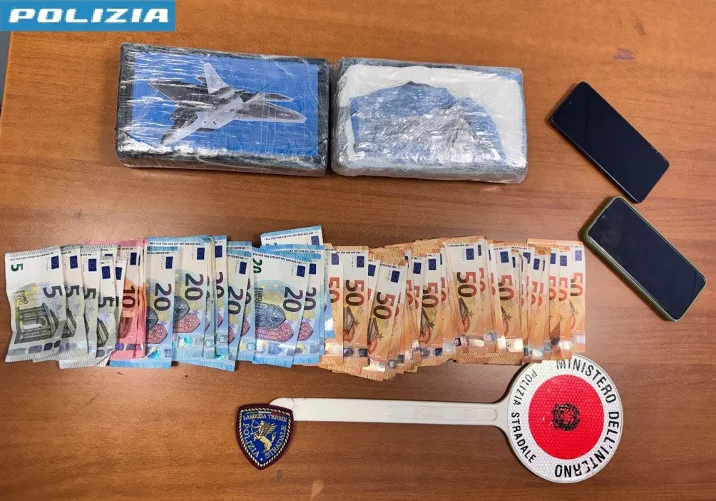 Auto in panne sull’A2, la Polizia stradale interviene per prestare aiuto e trova oltre 2 chili di cocaina\n