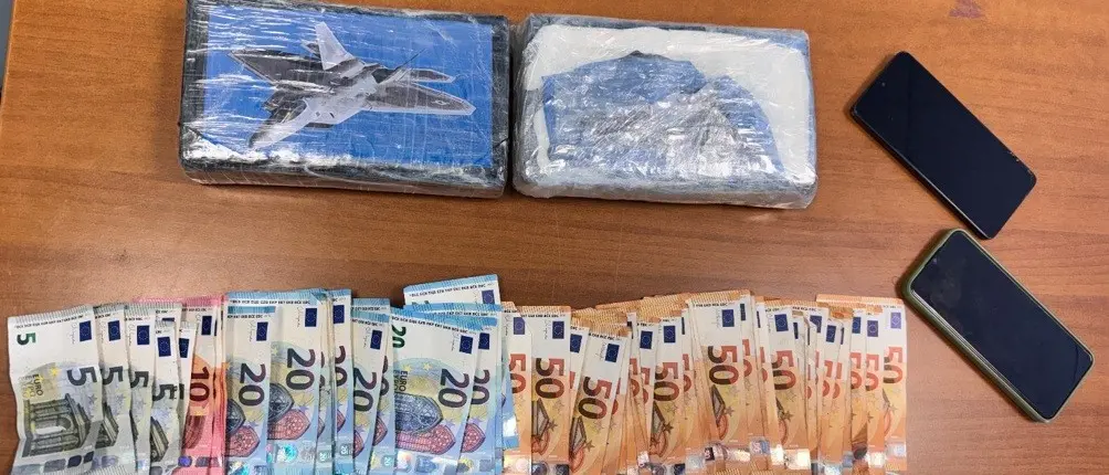 Auto in panne sull’A2, la Polizia stradale interviene per prestare aiuto e trova oltre 2 chili di cocaina\n