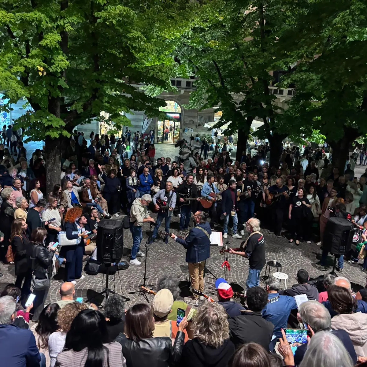Cosenza come via Paolo Fabbri: in centinaia in Piazza XI Settembre per la \"Cantata Gucciniana\"\n