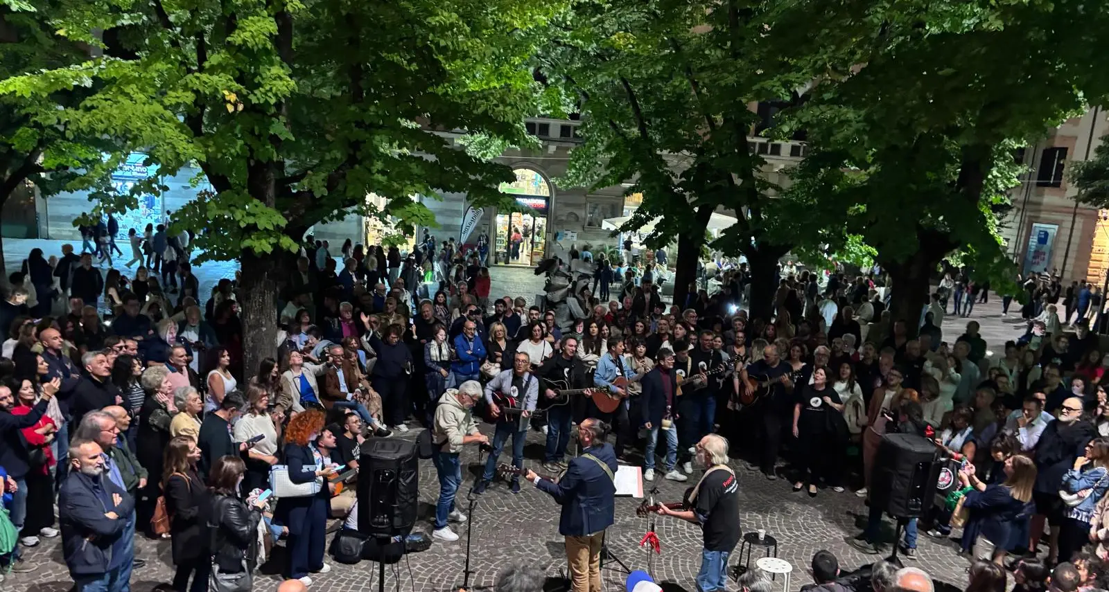 Cosenza come via Paolo Fabbri: in centinaia in Piazza XI Settembre per la \"Cantata Gucciniana\"\n