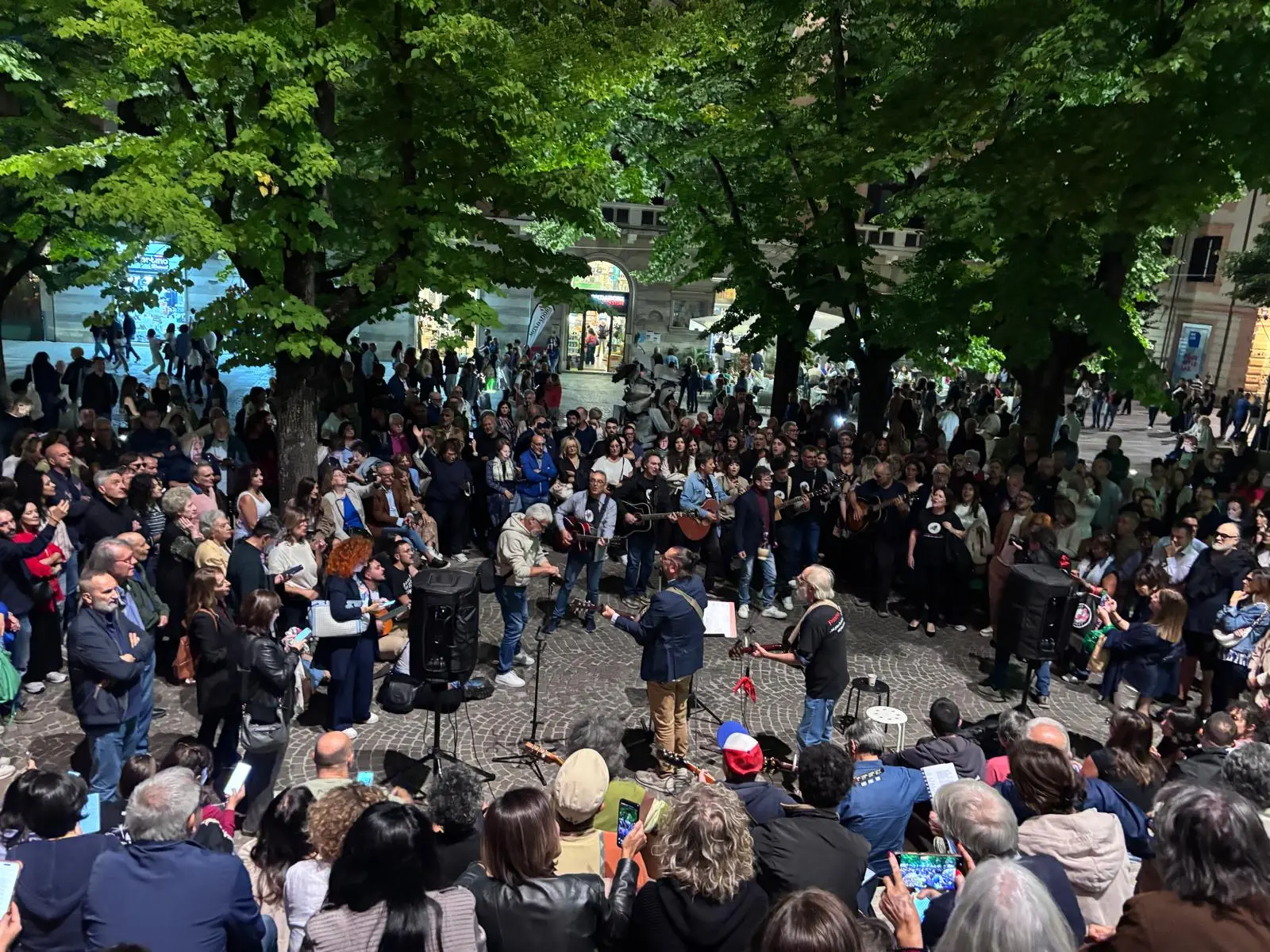 Cosenza come via Paolo Fabbri: in centinaia in Piazza XI Settembre per la \"Cantata Gucciniana\"\n