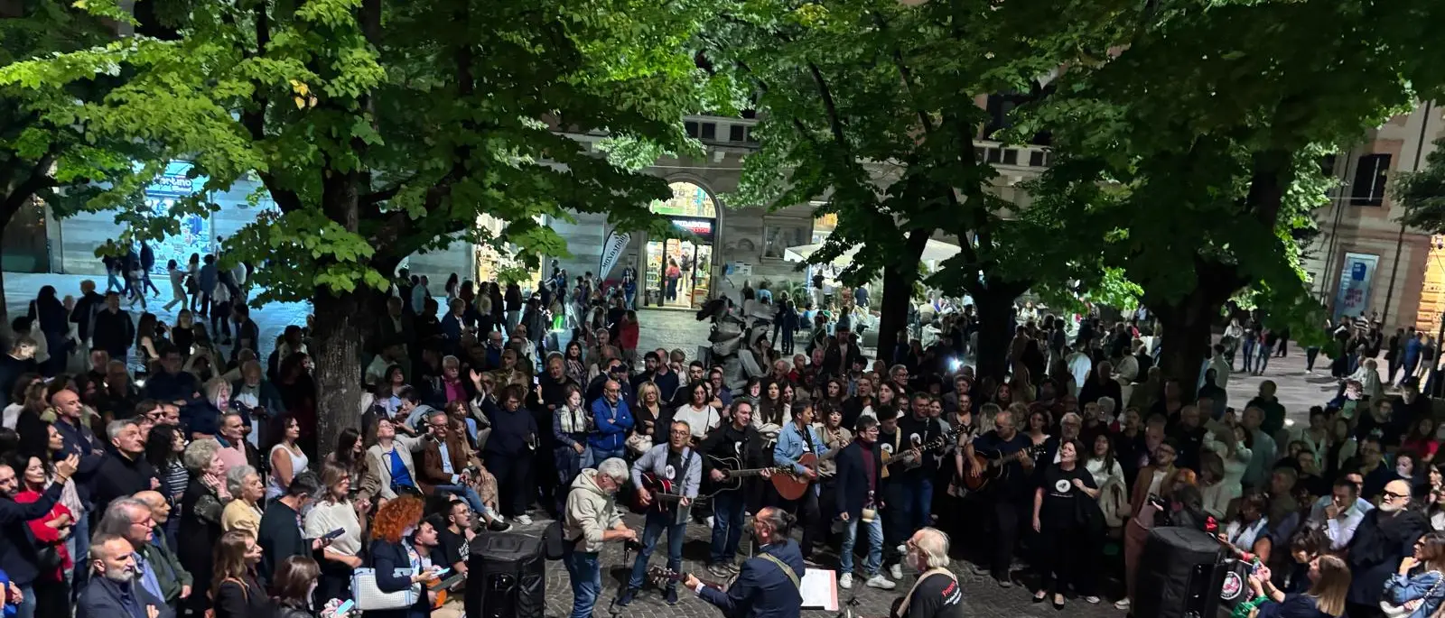 Cosenza come via Paolo Fabbri: in centinaia in Piazza XI Settembre per la \"Cantata Gucciniana\"\n