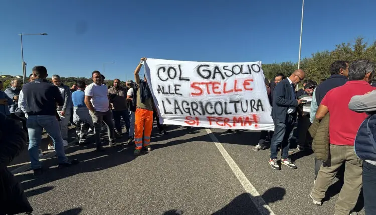Caro carburanti, agricoltori in protesta a Firmo