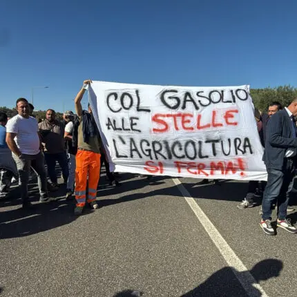 Caro carburanti, agricoltori mobilitati anche nei pressi dello svincolo autostradale\u00A0Firmo-Sibari: «Costi ormai insostenibili» –\u00A0VIDEO\n