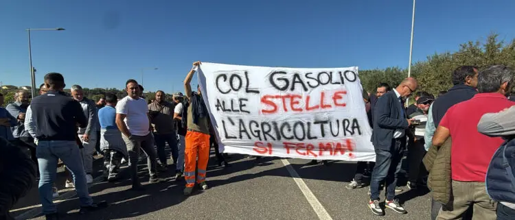 Caro carburanti, agricoltori mobilitati anche nei pressi dello svincolo autostradale\u00A0Firmo-Sibari: «Costi ormai insostenibili» –\u00A0VIDEO\n