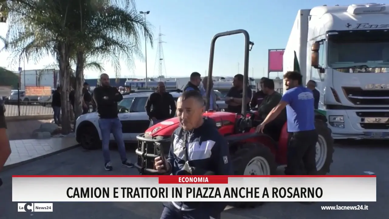 Camion e trattori in piazza a Rosarno