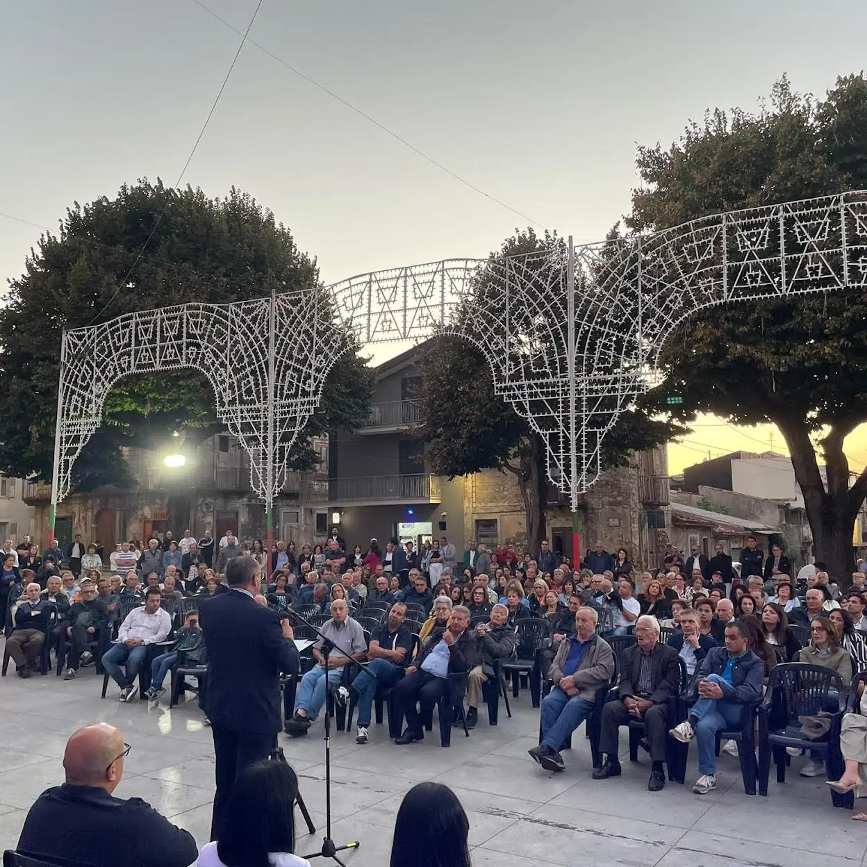 Piazza San Rocco gremita: Cittanova si stringe attorno all’Amministrazione\n