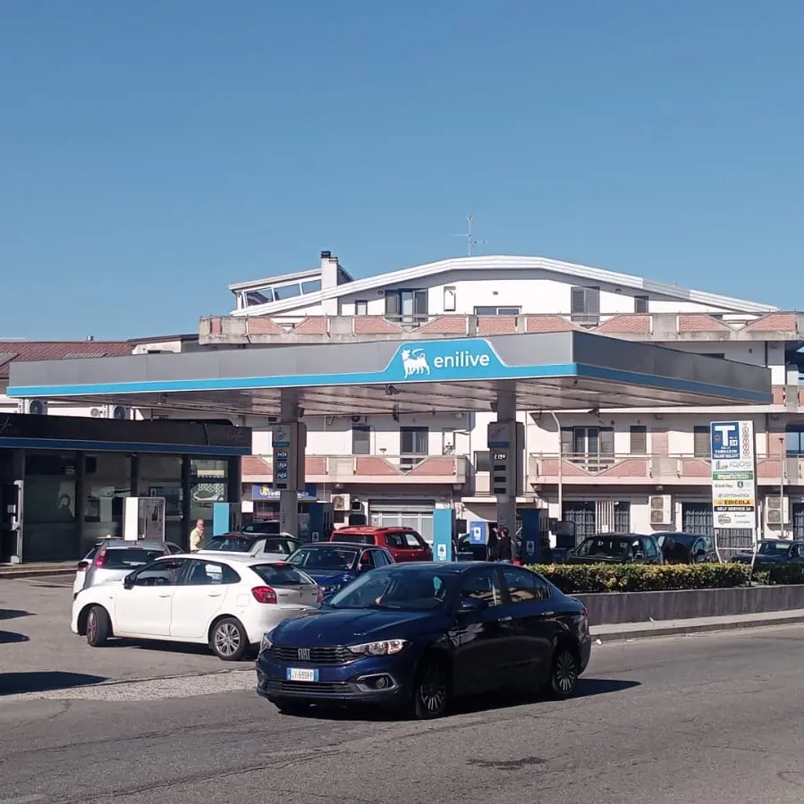 Carburanti scontati, lunghe file ai distributori. Automobilisti\u00A0in coda a Gioia Tauro: «Situazione incommentabile»\n\n\n