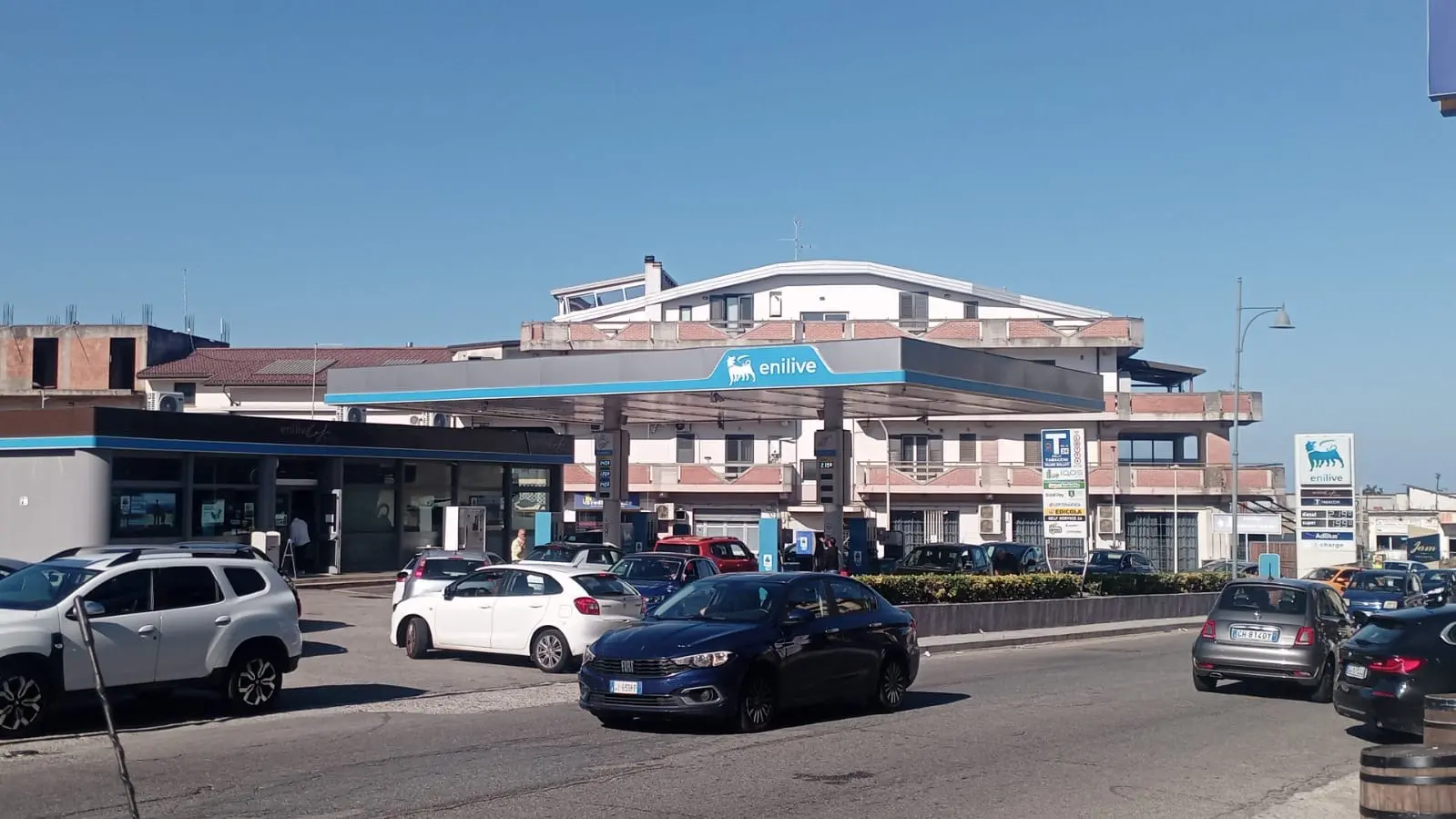Carburanti scontati, lunghe file ai distributori. Automobilisti\u00A0in coda a Gioia Tauro: «Situazione incommentabile»\n\n\n