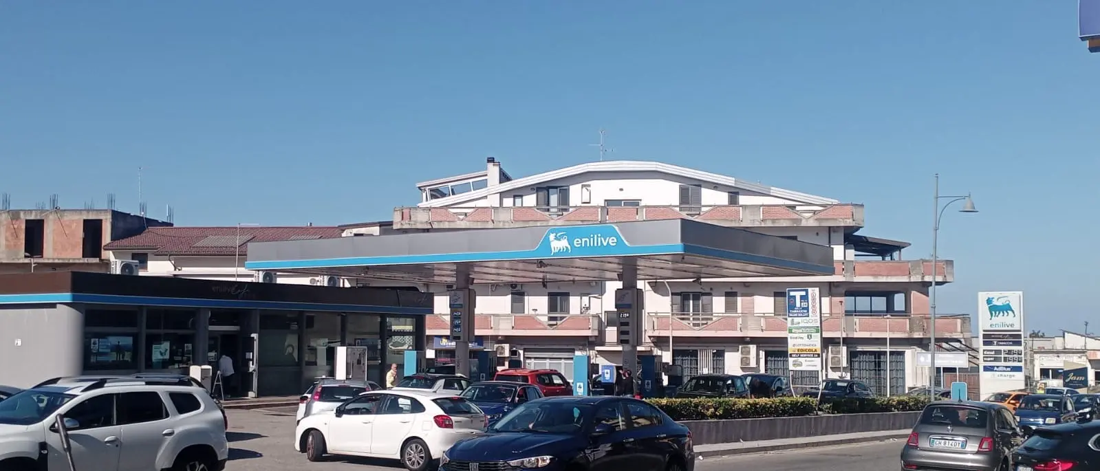 Carburanti scontati, lunghe file ai distributori. Automobilisti\u00A0in coda a Gioia Tauro: «Situazione incommentabile»\n\n\n