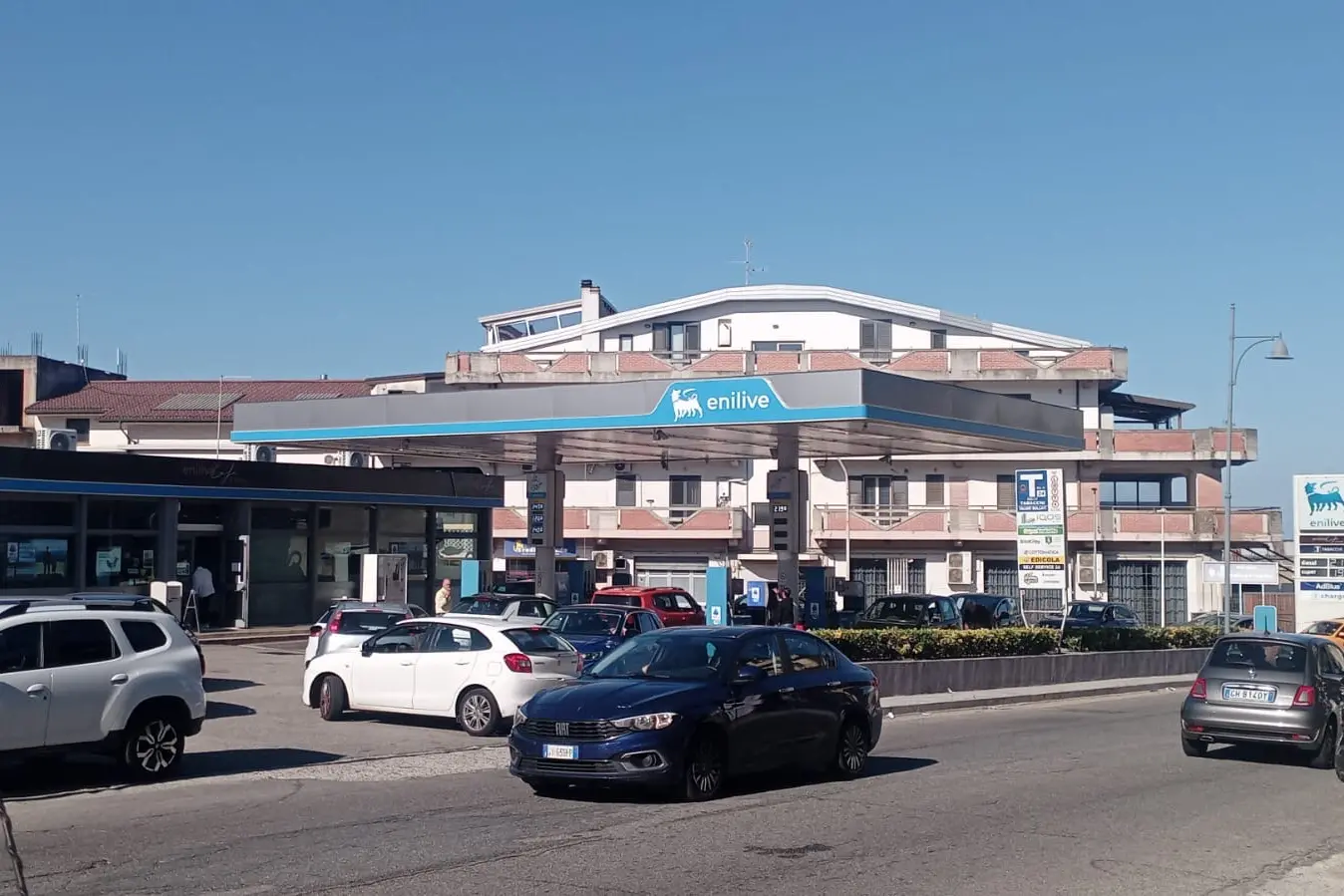 <p>Carburanti scontati, lunghe file ai distributori: «Situazione incommentabile»</p>