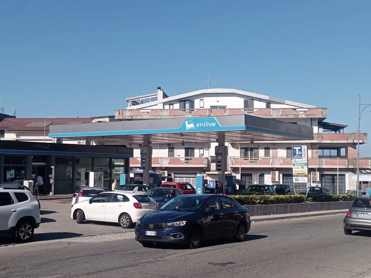 Carburanti scontati, lunghe file ai distributori. Automobilisti in coda a Gioia Tauro: «Situazione incommentabile»