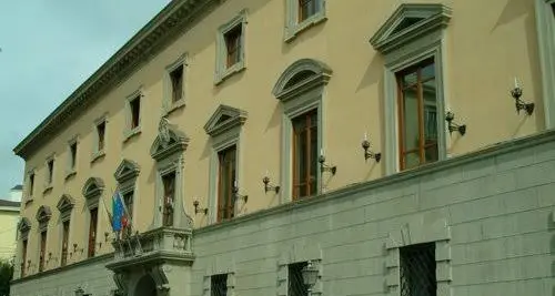 Fiumarella, al via la rimozione dei rifiuti dopo l’incendio: iniziati gli interventi di ripristino ambientale\n