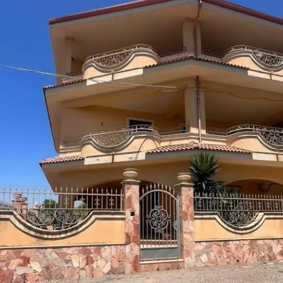 Beni confiscati, il progetto di Fondazione Valentia farà rinascere\u00A0la Casa della Legalità vandalizzata nel 2023 a Isola di Capo Rizzuto\n