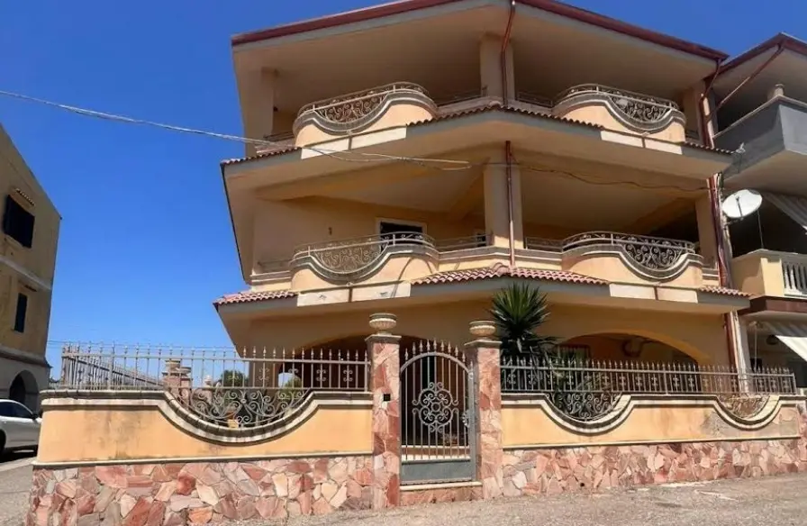 Beni confiscati, il progetto di Fondazione Valentia farà rinascere\u00A0la Casa della Legalità vandalizzata nel 2023 a Isola di Capo Rizzuto\n