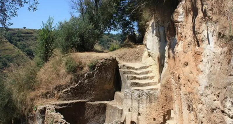 Zungri celebra l'equinozio: alle grotte e nel centro del paese poesia, musica e arte rupestre\n