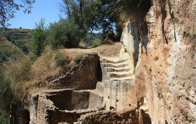 Zungri celebra l'equinozio: alle grotte e nel centro del paese poesia, musica e arte rupestre\n