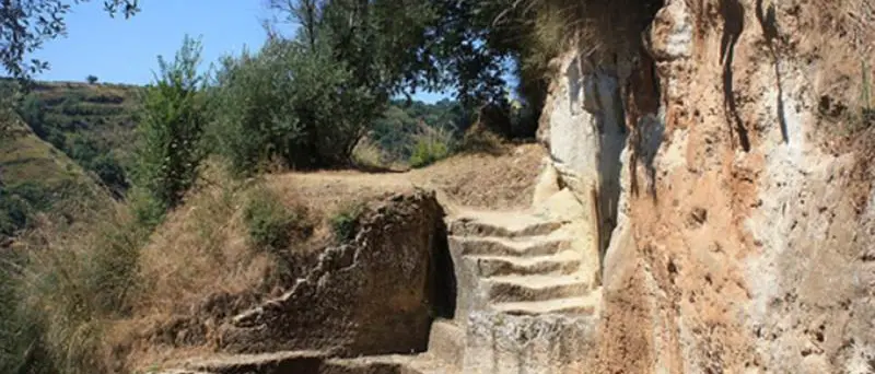 Zungri celebra l'equinozio: alle grotte e nel centro del paese poesia, musica e arte rupestre\n