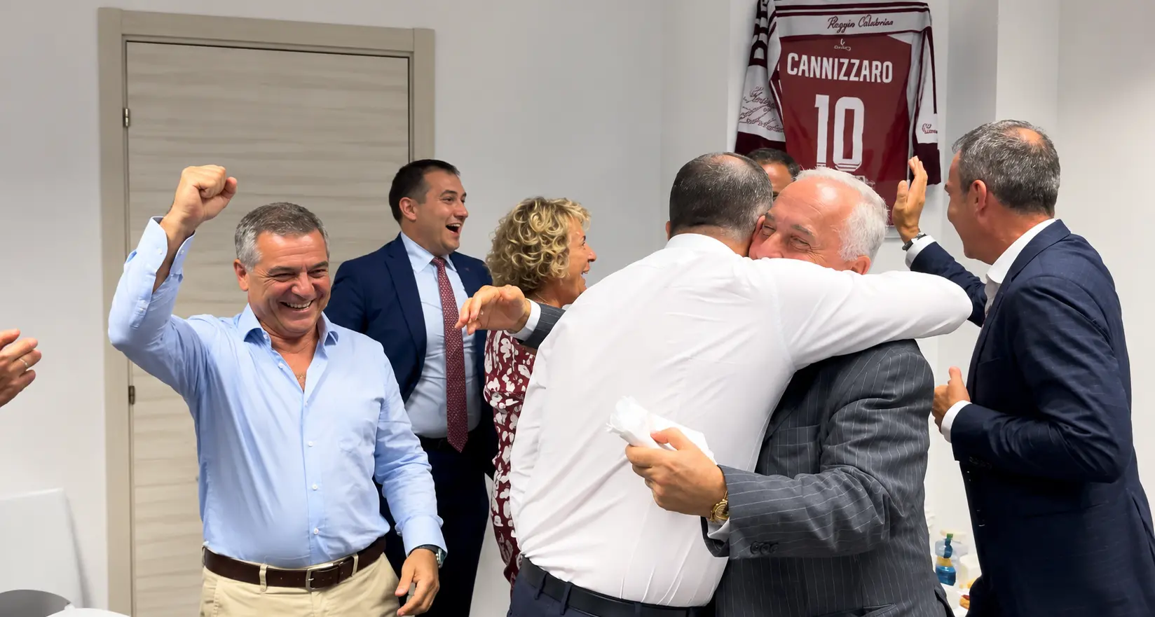 Suppletive a Reggio: «Abbiamo stravinto»,\u00A0la festa di Occhiuto e Cannizzaro con Lotito in prima fila\n