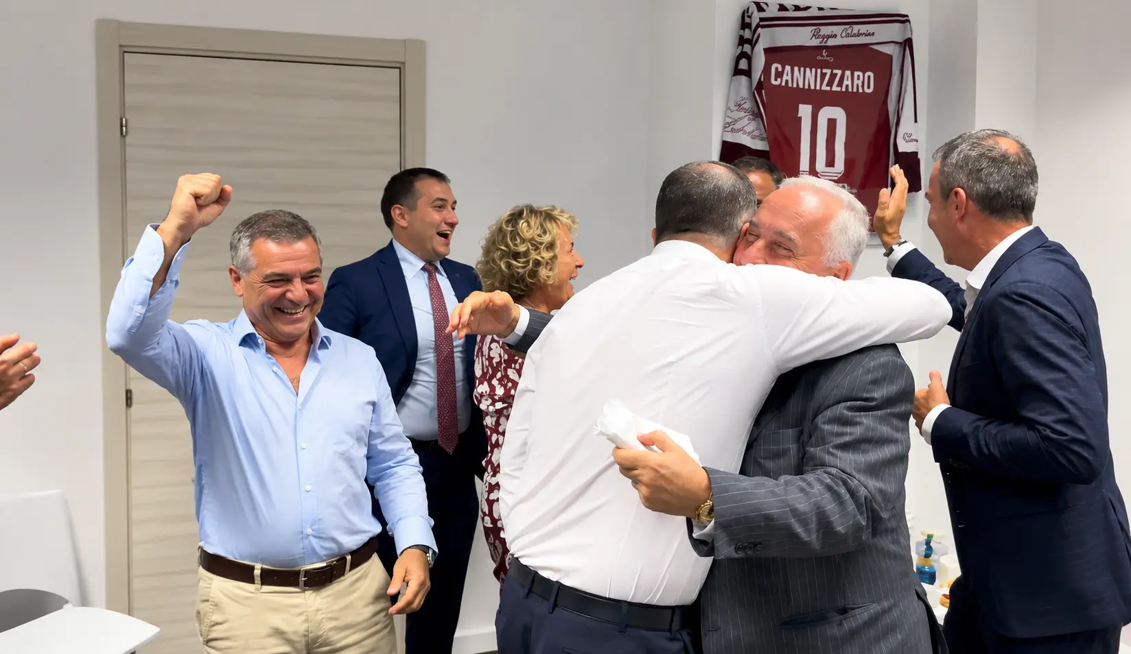 Suppletive a Reggio: «Abbiamo stravinto»,\u00A0la festa di Occhiuto e Cannizzaro con Lotito in prima fila\n