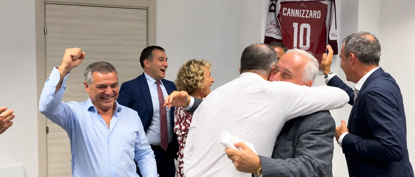 Suppletive a Reggio: «Abbiamo stravinto»,\u00A0la festa di Occhiuto e Cannizzaro con Lotito in prima fila\n