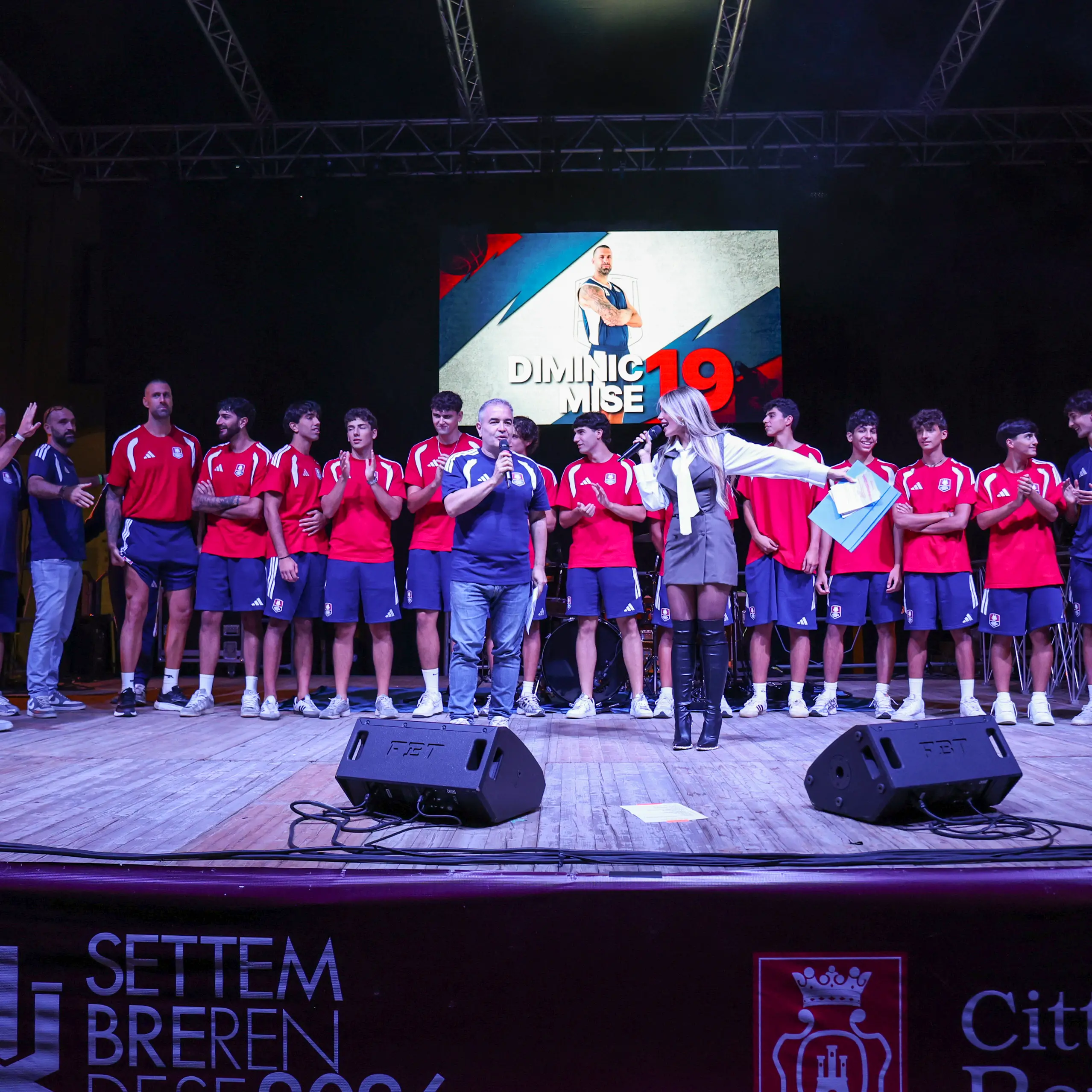 Pirossigeno Cosenza Basket, oltre settemila persone alla presentazione del roster rossoblù a Rende\n
