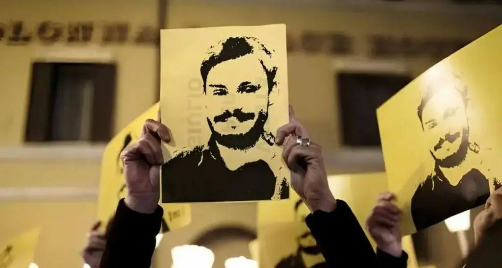 Giulio Regeni, arriva (finalmente) la sentenza: tre agenti egiziani condannati a 10 anni di carcere\n