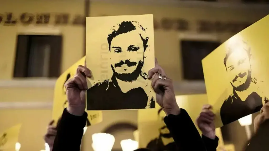 Giulio Regeni, arriva (finalmente) la sentenza: tre agenti egiziani condannati a 10 anni di carcere\n