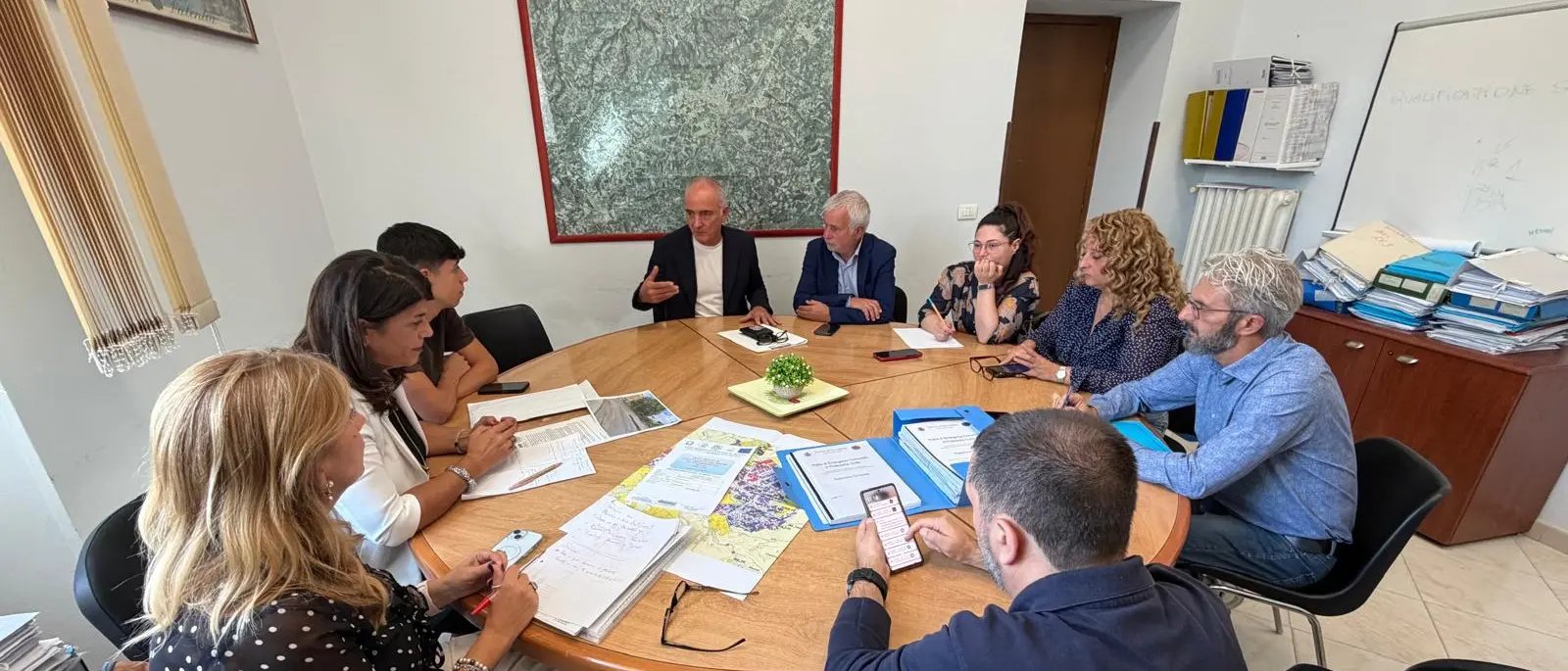 Caos in via degli Artigiani, incontro tra Comune di Vibo e liceo Berto: polizia locale all’ingresso e all’uscita degli studenti e percorsi pedonali più sicuri\n