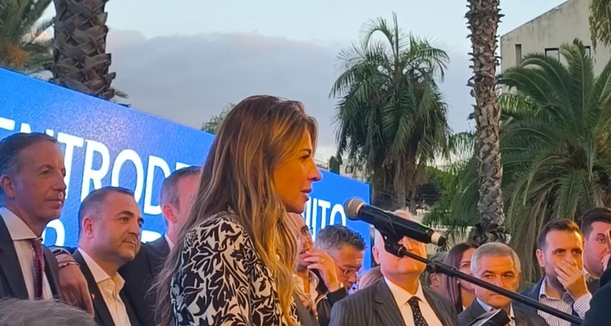 <p><span style=\"color:hsl(0, 75%, 60%);\">Siracusano e Lotito </span>sul palco della festa di Forza Italia per Roscioli: «Avete dimostrato di essere una comunità solida»</p>