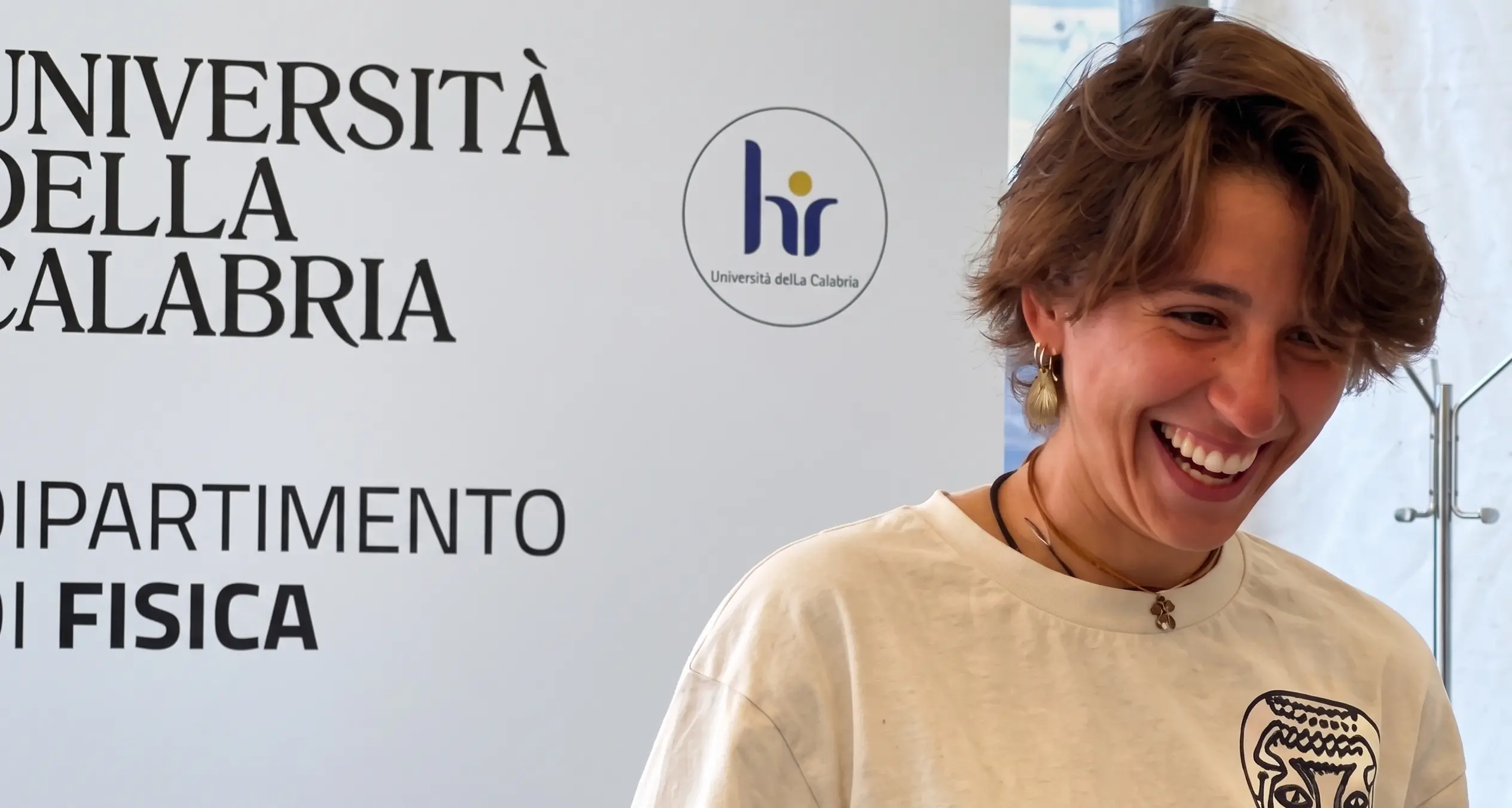 <p><span style=\"color:hsl(0, 75%, 60%);\">Da Milano a Rende in bici</span> per studiare all’Università della Calabria: «Mi sono innamorata del Dipartimento di Fisica»</p>