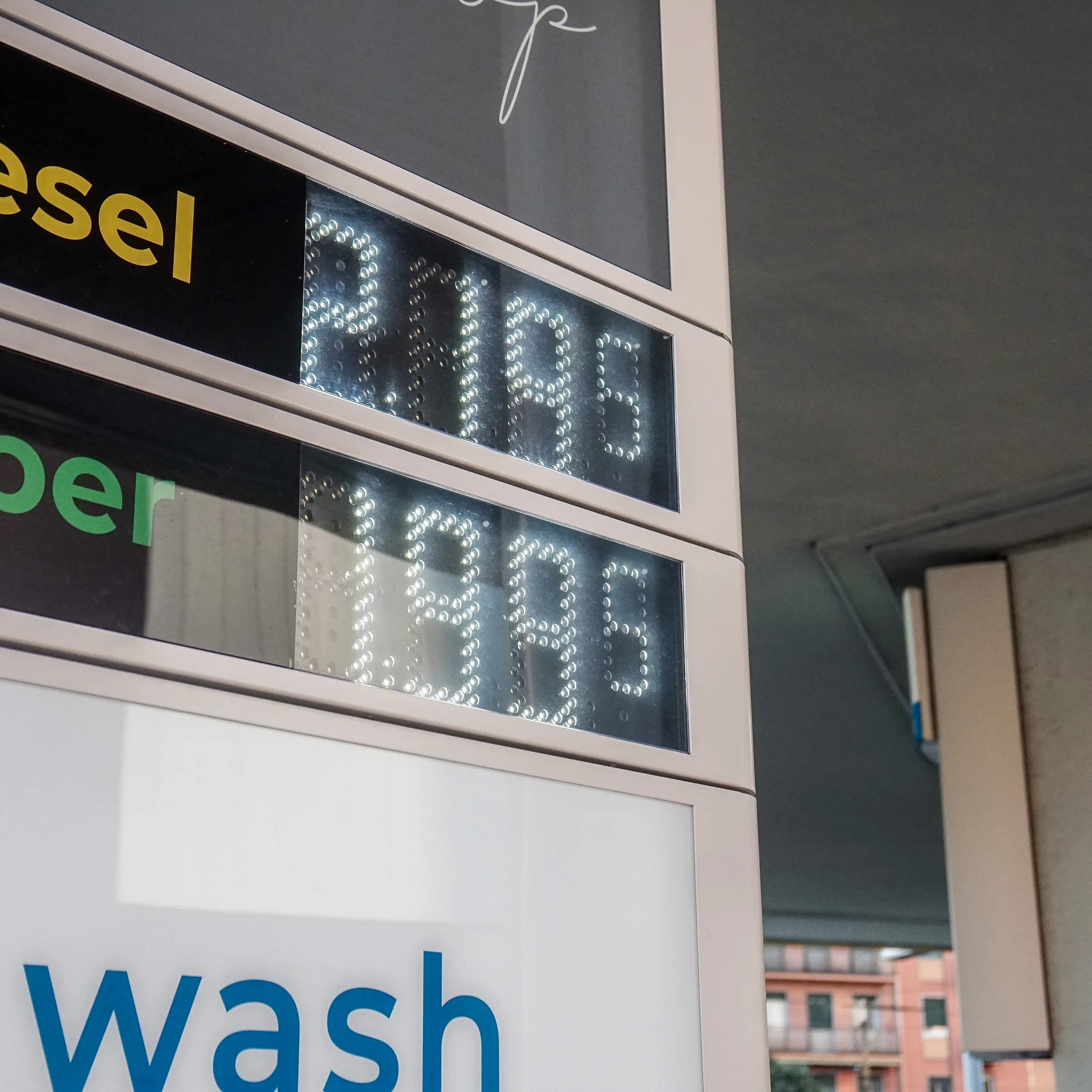 Carburanti, la soglia dell’assuefazione si sposta: quando 2,20 euro al litro diventano la nuova normalità\n