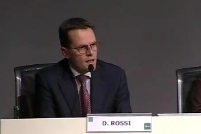 Il fermo immagine tratto da un video su youtube mostra David Rossi, responsabile dell'area comunicazione di Banca Monte dei Paschi di Siena. Rossi, secondo quanto si apprende, si é gettato dalla finestra del suo ufficio cadendo nel cortile interno di Rocca Salimbeni. Sul posto, oltre alla polizia, il 118, ma i soccorsi sono stati inutili. ANSA/INTERNET/YOUTUBE +++EDITORIAL USE ONLY - NO SALES+++