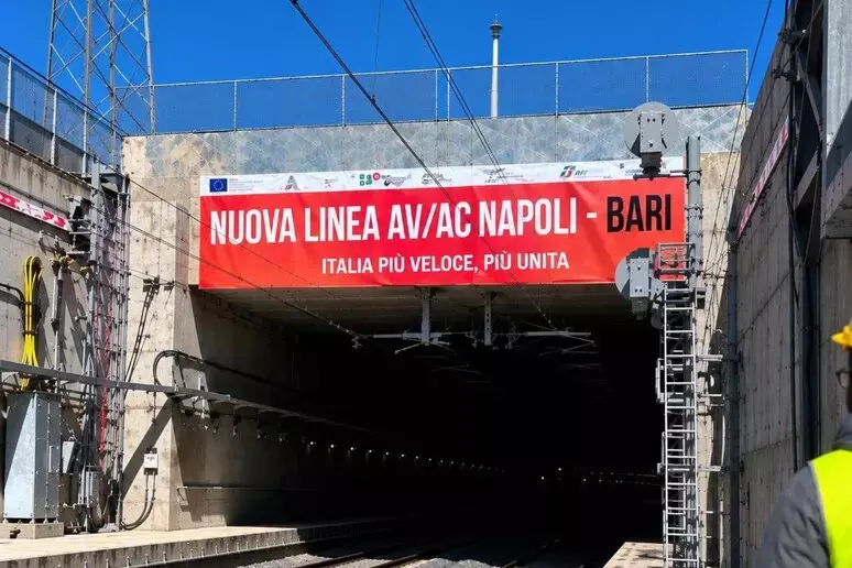 Mazzette nascoste nei panettoni e calcestruzzo scadente: bufera sui lavori della Napoli-Bari\n
