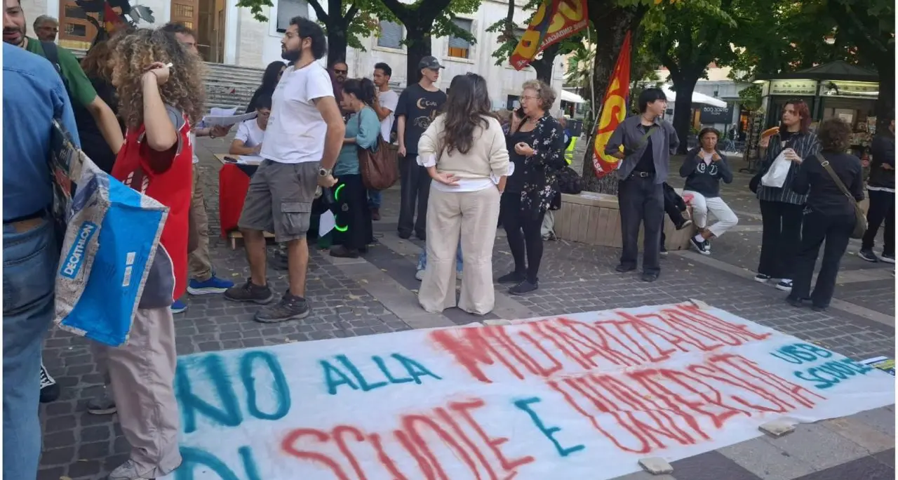 “La conoscenza non marcia\": raccolta firme a Cosenza contro la militarizzazione della scuola\n