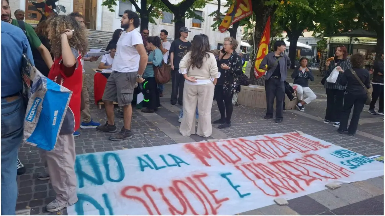 “La conoscenza non marcia\": raccolta firme a Cosenza contro la militarizzazione della scuola\n