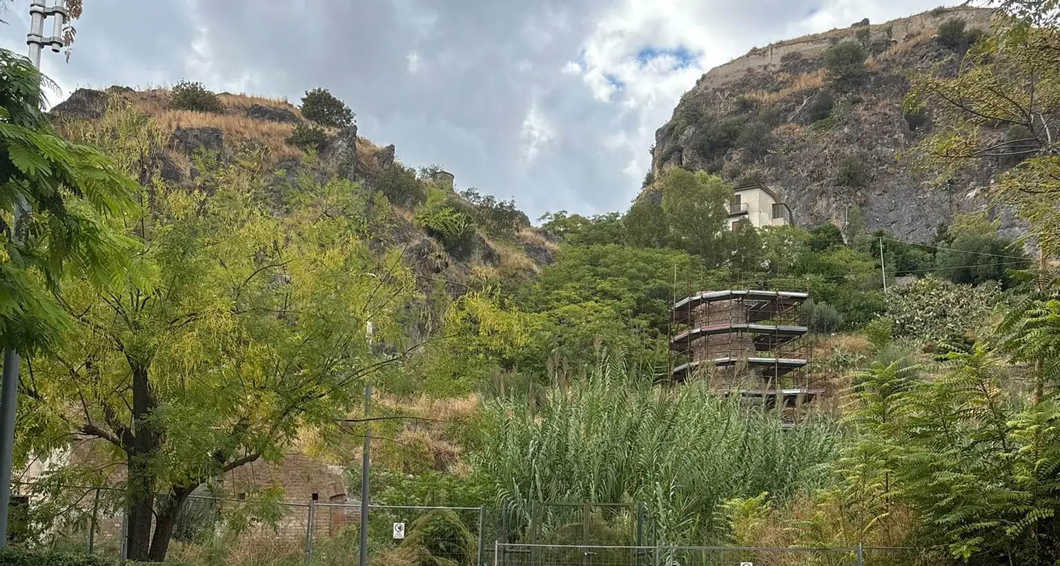 Cassano, ArticoloVentuno attacca il sindaco sui cantieri fermi della Torre di Milone e del Palazzetto di Sibari\n