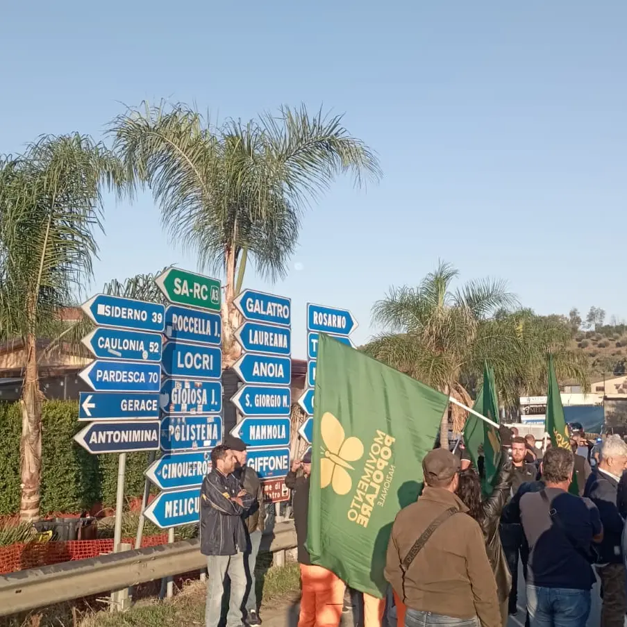 <p>A Rosarno agricoltori, allevatori e pescatori continuano il presidio: «Nessuno ce la fa più ad andare avanti»</p>