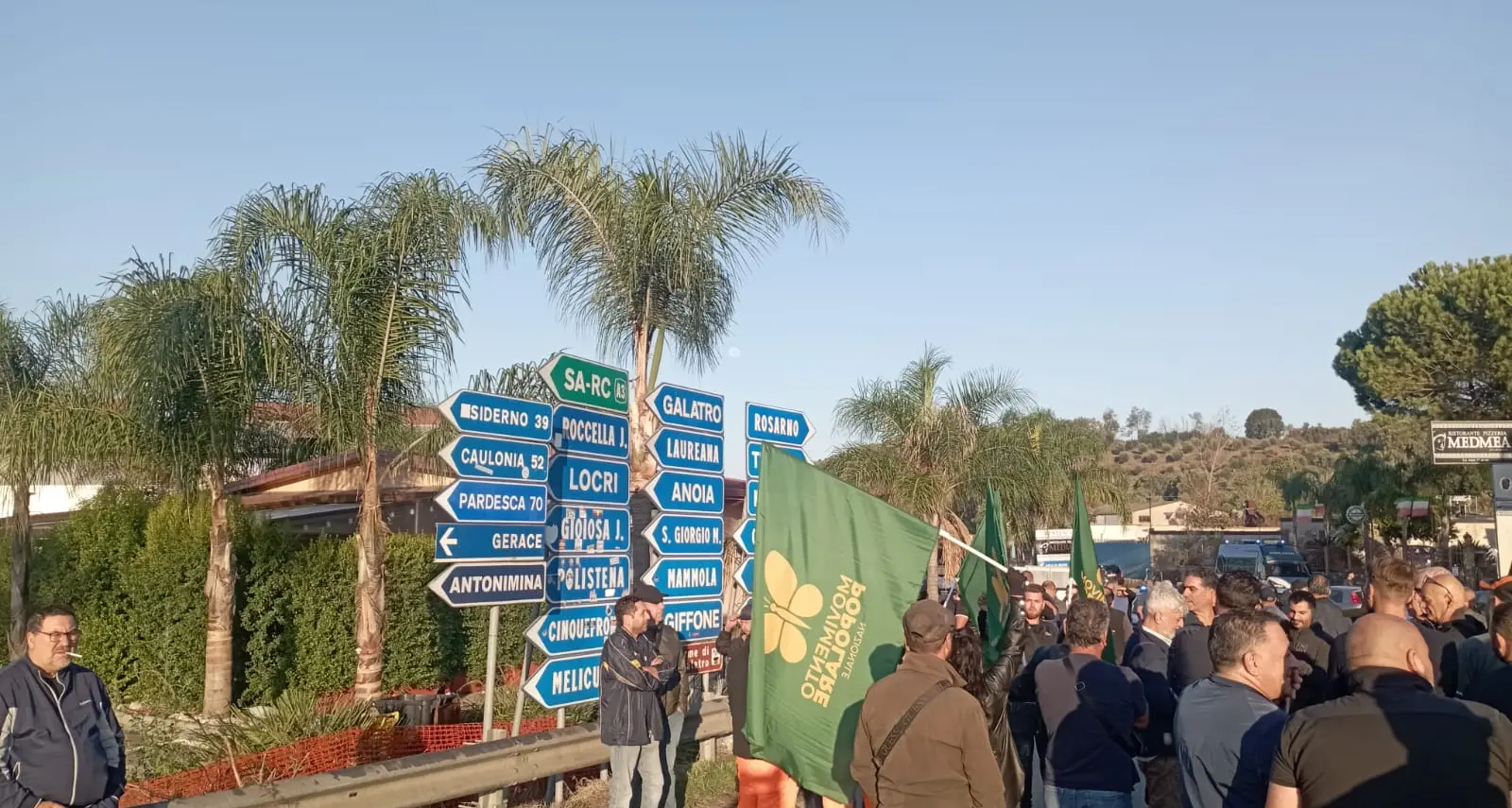 <p>A Rosarno agricoltori, allevatori e pescatori continuano il presidio: «Nessuno ce la fa più ad andare avanti»</p>