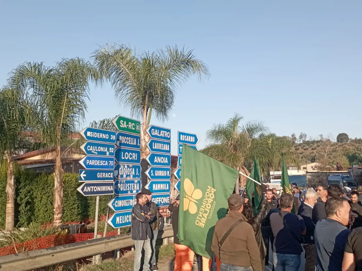 Rosarno, agricoltori, allevatori e pescatori continuano il presidio: «Nessuno ce la fa più ad andare avanti»
