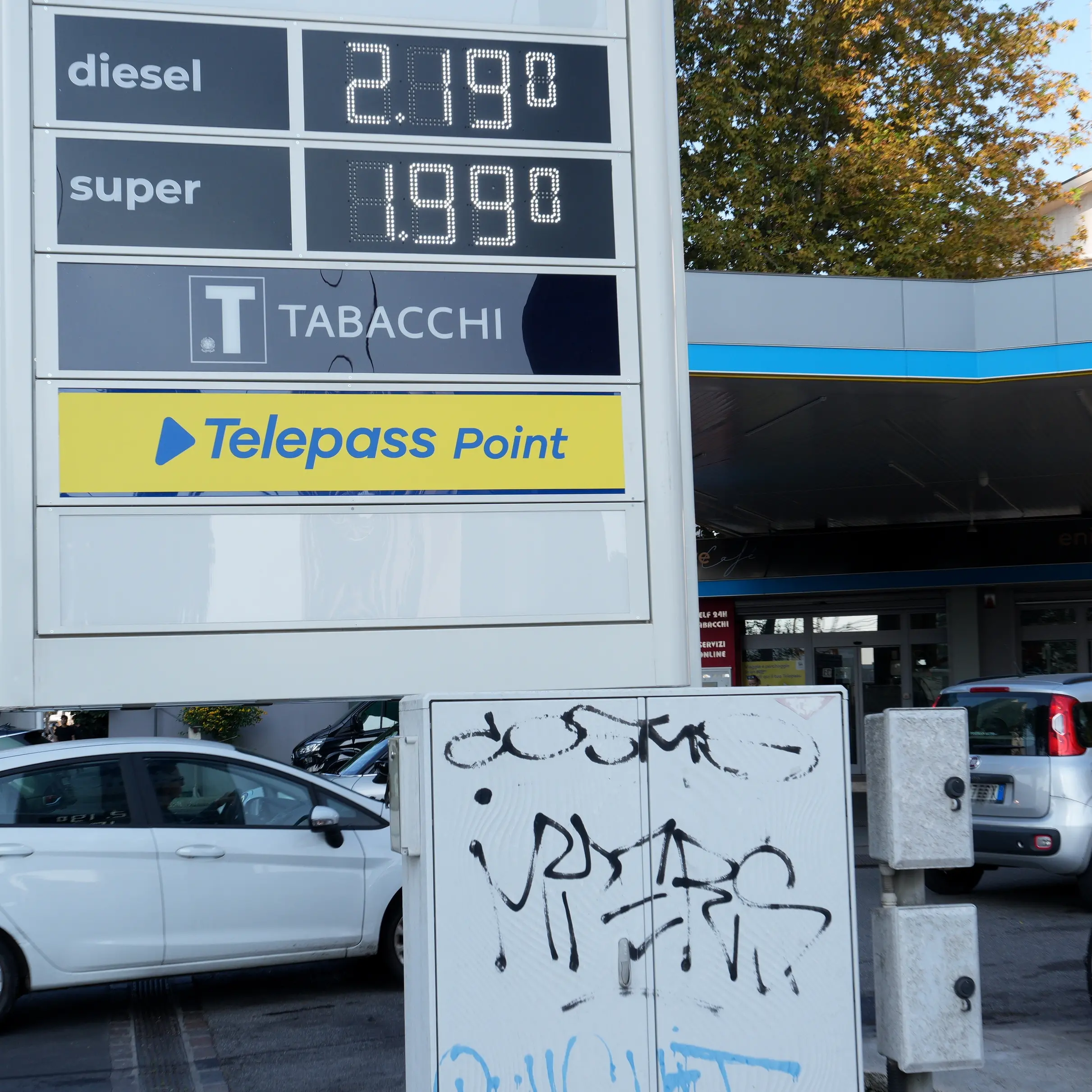 <p>Caro carburanti, anche Q8 mette un tetto ai prezzi: il price cap scatta dal 1° ottobre per 30 giorni</p>