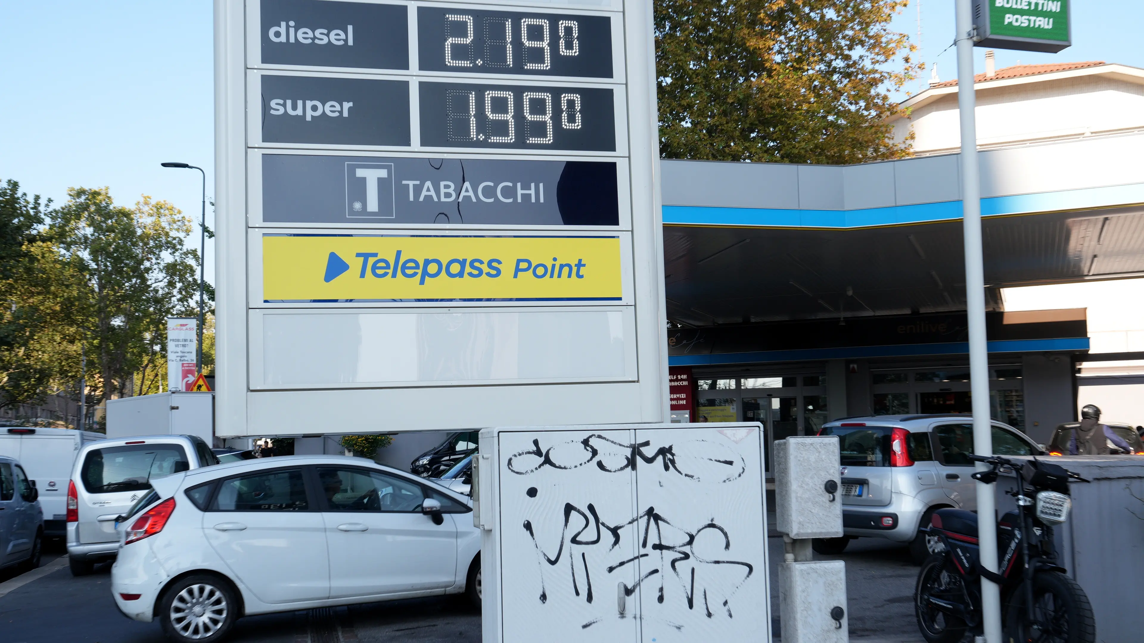 <p>Caro carburanti, <span style=\"color:hsl(0, 75%, 60%);\">anche Q8 mette un tetto ai prezzi</span>: il price cap scatta dal 1° ottobre per 30 giorni</p>